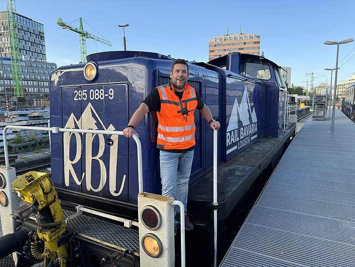RBL Chef Jörn Enderlein hatte mit seinem Zug die Wagen von Hannpver zum Ostbahnhof in München über Nacht transportiert, am 11.10. trafen die Wagen mit dem Zug ein (©Foto. Martin Schmitz)